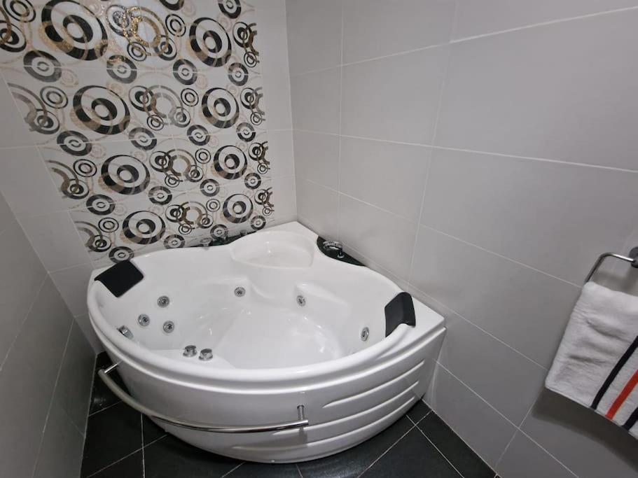 City Center Properties - Modern Two Bedroom Apartment With A Hot Tub And Amazing Location Сент-Полс-Бей Экстерьер фото